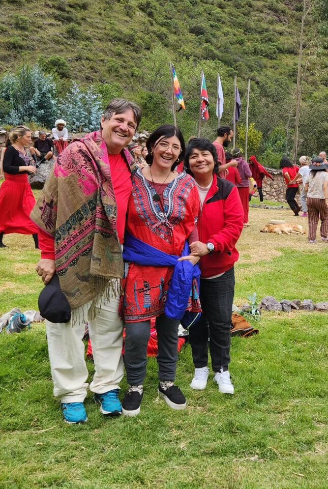 Pedro Garcia, Ana Costa e Haydee Mercado, posando para foto em Machu Picchu, Peru